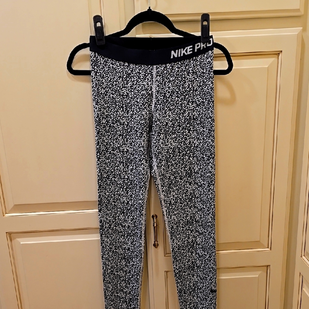 Nike Womens Black and White Leggings . Never Worn